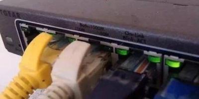 一台PoE交换机能同时给几个摄像机供电？