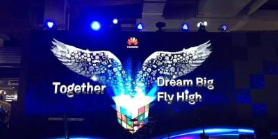 华为产品与解决方案总裁丁耘华为全联接大会的万人会场上，“在一起，梦飞扬”的主题演讲，特别展现了与合作伙伴Wulian的故事和案例