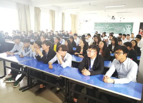 WULIAN讲师赴襄阳职业技术学院海天建筑工程学院为同学们讲述智能生活